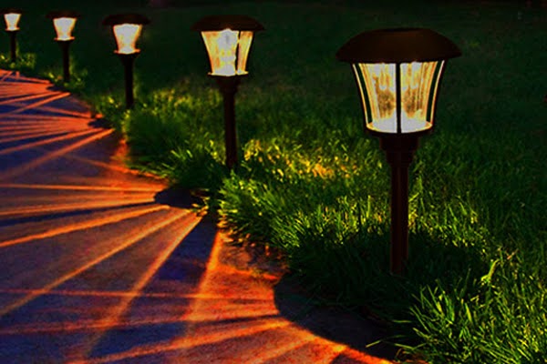 Ứng dụng đèn năng lượng mặt trời trong trang trí sân vườn, lối đi và ban công 2 Ứng dụng đèn năng lượng mặt trời trong trang trí sân vườn, lối đi và ban công
