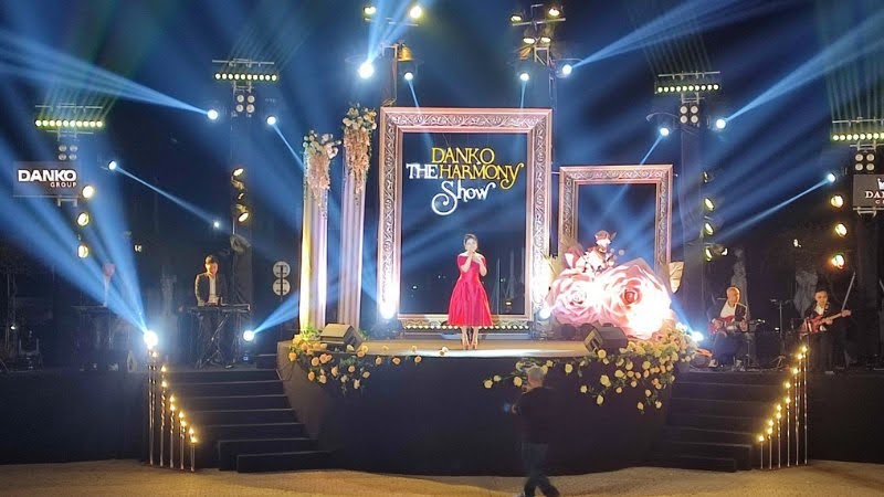 Đèn pha sân khấu ngoài trời – Bí quyết tạo hiệu ứng ánh sáng chuyên nghiệp cho sự kiện 2 Đèn pha sân khấu ngoài trời – Bí quyết tạo hiệu ứng ánh sáng chuyên nghiệp cho sự kiện