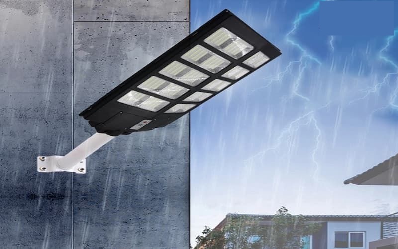 Đèn năng lượng mặt trời cho sân thượng có bền không? 2 Các tác nhân môi trường ảnh hưởng đến độ bền của đèn