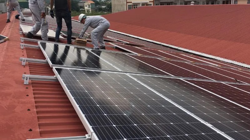 Tiến hành lắp đặt tấm pin năng lượng mặt trời