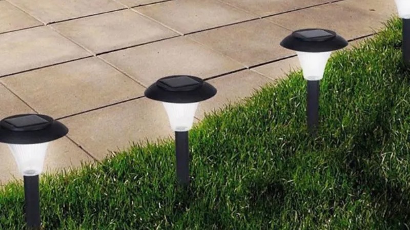 Đèn năng lượng mặt trời sân vườn nhỏ gọn, dễ lắp đặt