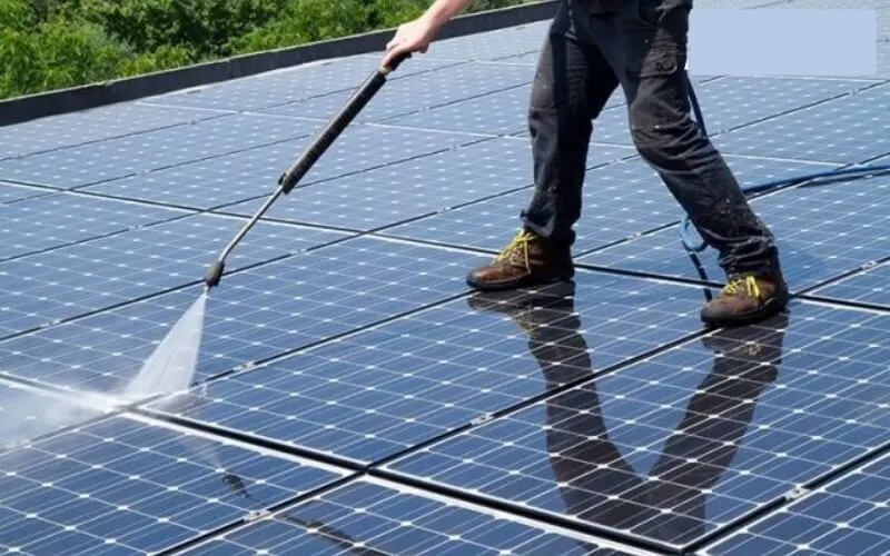 Vệ sinh tấm pin để nó hấp thụ ánh sáng mặt trời tốt nhất