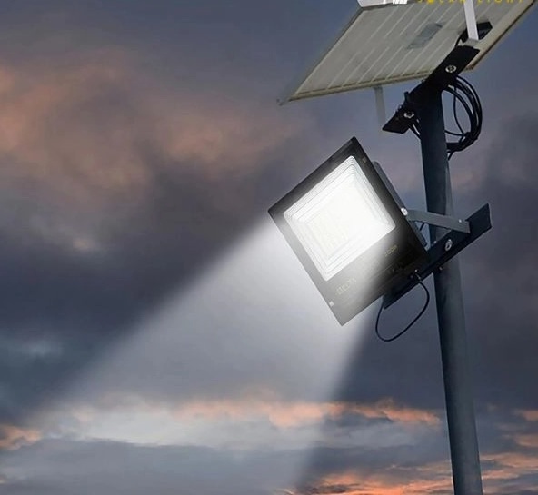 Tại sao nên sử dụng đèn pha năng lượng mặt trời để bảo vệ an ninh?