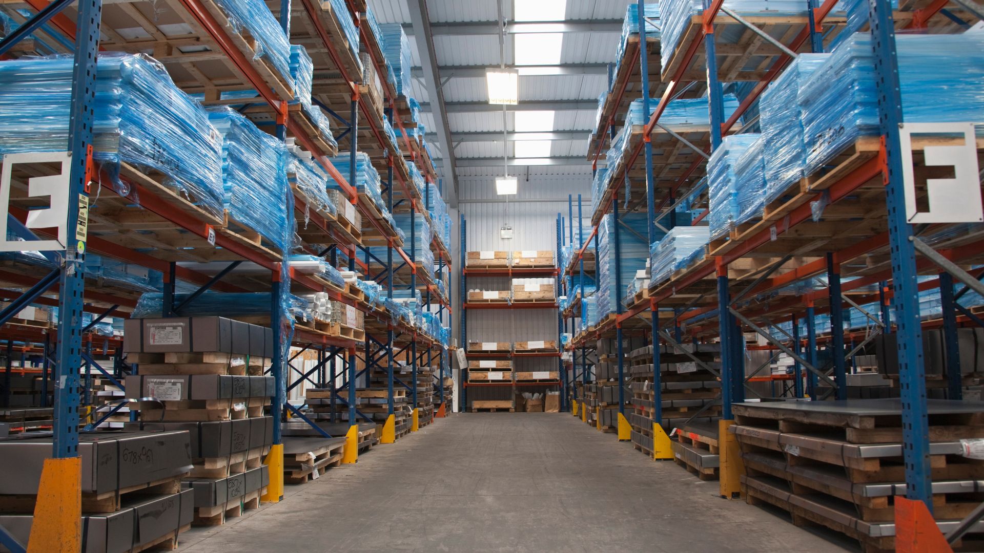 Đèn LED pha và đèn led high bay khác nhau như thế nào ? 3 Mẹo Chọn Đèn Phù Hợp Với Nhu Cầu Của Bạn